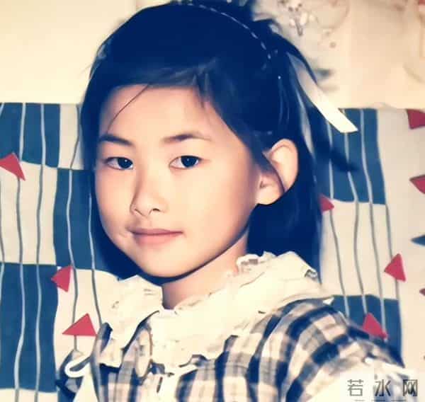 朱珠一家德国逛街，穿貂皮臃肿显土气，挤兑老公被网友怒喷