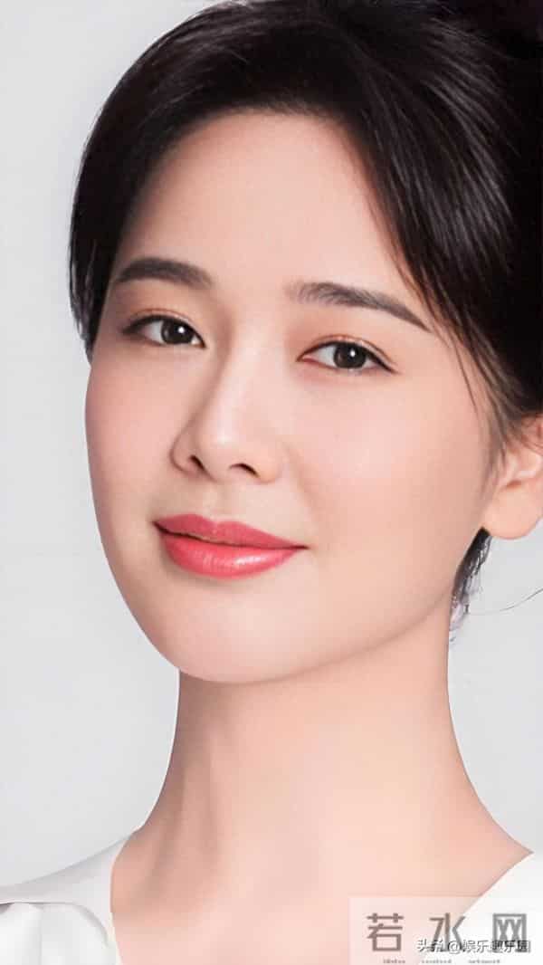 红裙衬得左小青明艳动人，精致造型尽显迷人风采