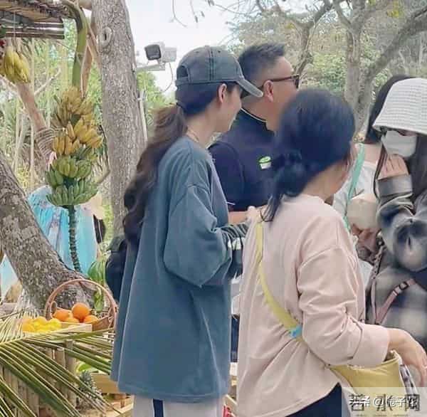 42岁郭碧婷到海南旅游，她在沙滩上玩耍，身材很好，好有少女感啊