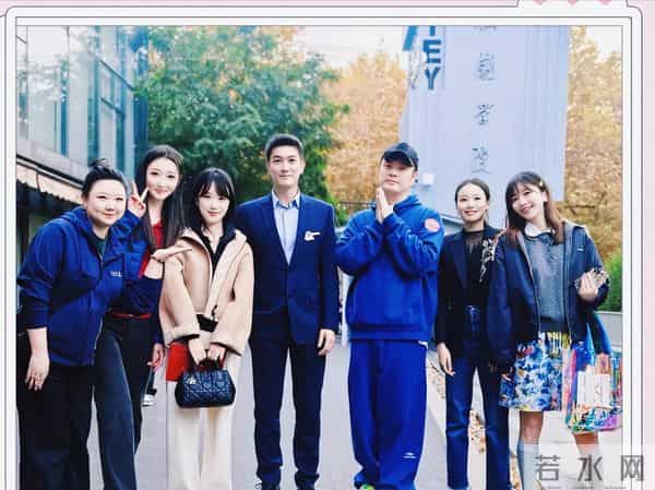 马伊琍回上戏80周年庆生，丸子头造型随性，松弛感拉满状态佳