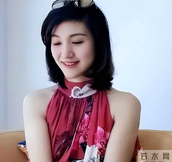 她被称为最美主持人，却突然5分钟内全身瘫痪，如今44岁独身一人