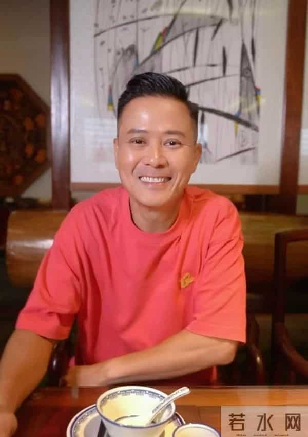 TVB绿叶王曾被嘲笑跑龙套，转行做直播，罕晒婚纱照感激太太包容