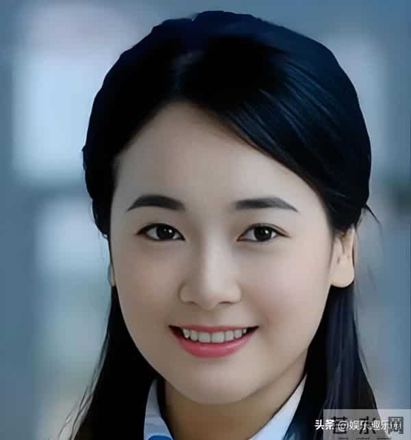 红裙衬得左小青明艳动人，精致造型尽显迷人风采