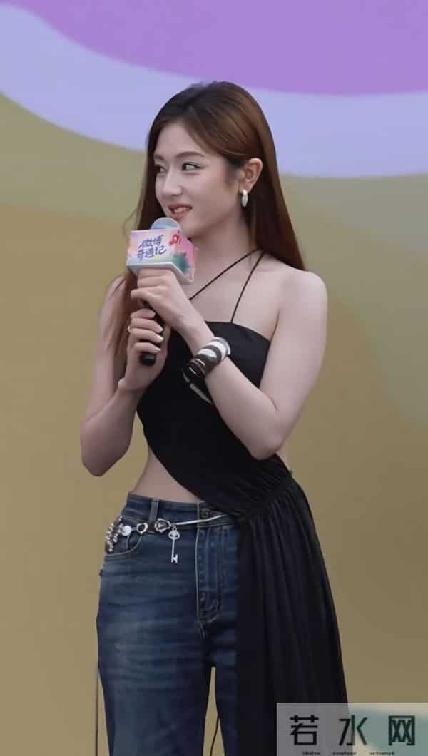 李兰迪这身材真是看一次惊艳一次，又瘦又有肉感堪称极品