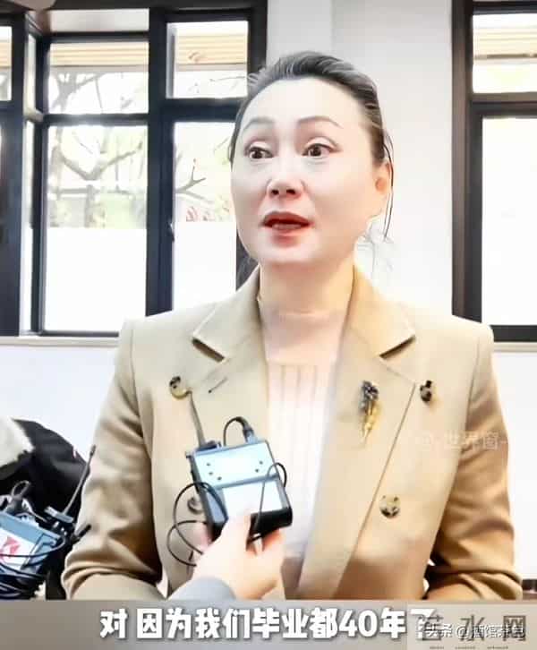 大宋佳现身上戏80年校庆,63岁状态依旧惊艳,比利时老公未现身