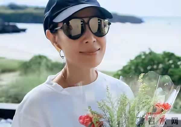 56岁刘若英变样：高龄生子断崖式衰老，脸干瘪像老太太，状态堪忧