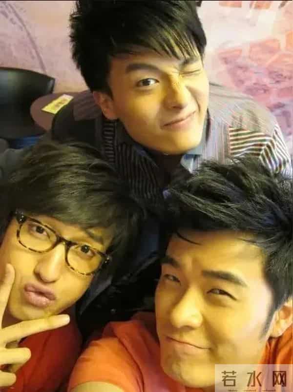 上戏80周年大合影，金世佳有少年感，陈赫靠边坐，王传君稳居C位