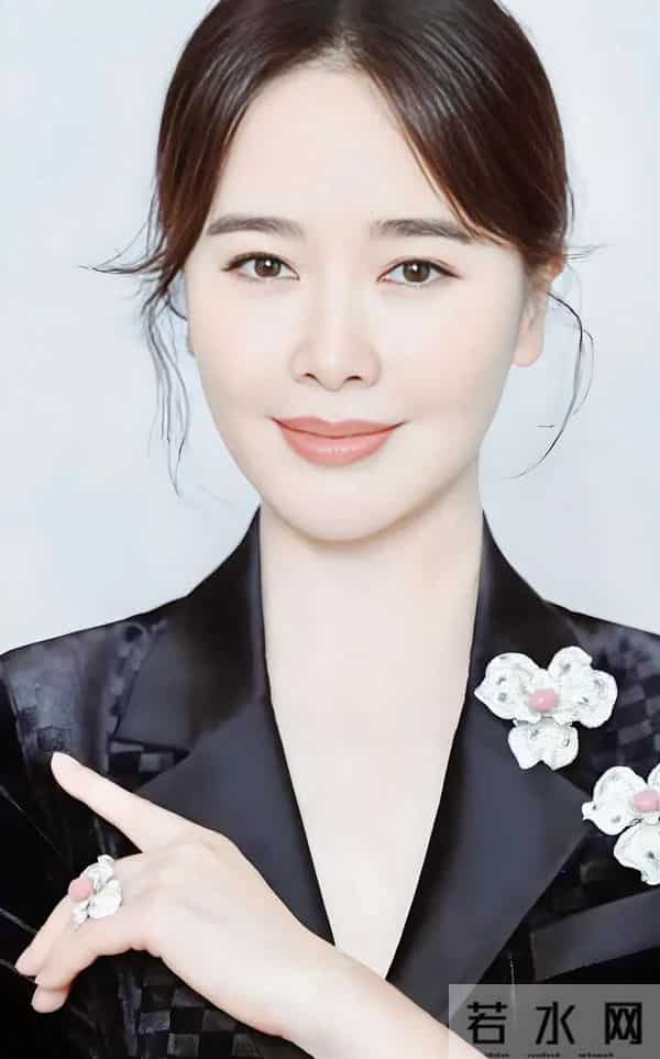 48岁左小青走红毯,礼服不合身超尴尬,状态一言难尽