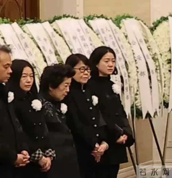 翁帆公开露面，她带妈妈看展，她仍穿一身黑衣服，但脸上有笑容了