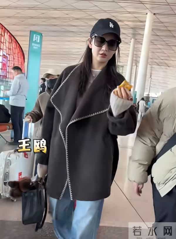 王鸥北京机场出发,穿搭颜值在线,提醒粉丝注意保暖,人美心善!