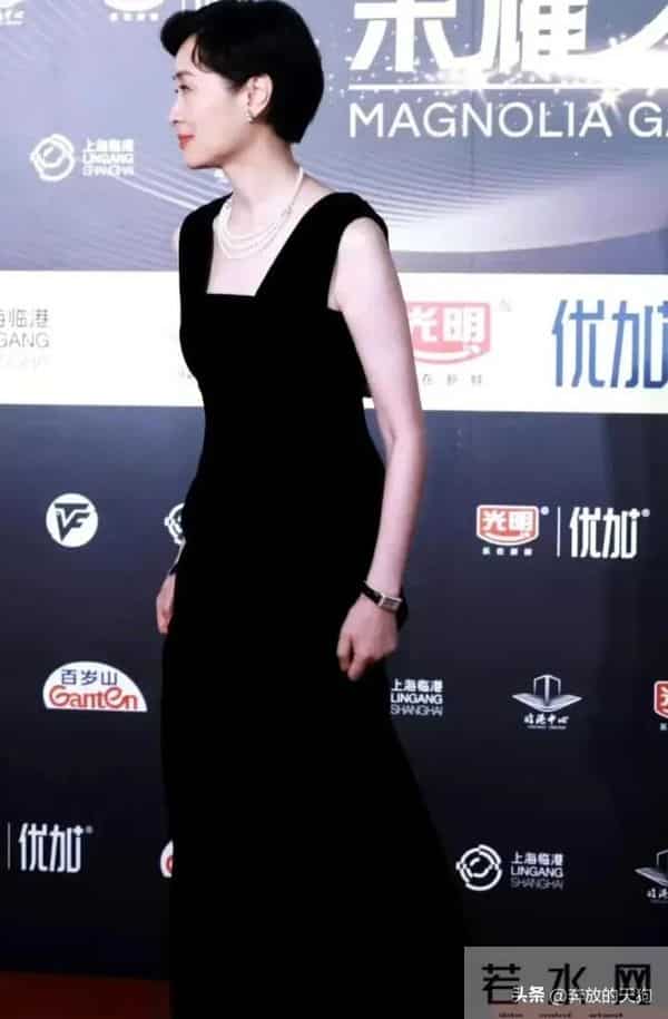 吴越露背黑裙杀疯了！