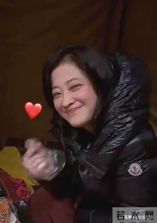 颖儿不拿自己当外人，空手去梅婷家吃饭，"顺走"3条Prada新裙子