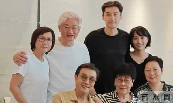 眼里没光了！47岁薛佳凝断崖式衰老，和高调秀二胎的胡歌两个画风