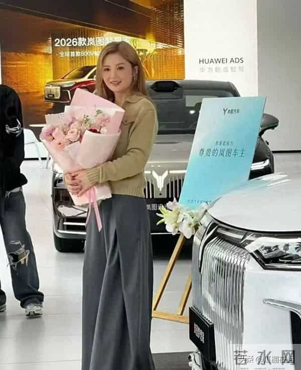 蔡卓妍低调现身广东4S店，购买46万豪车，与小男友热恋中，很幸福