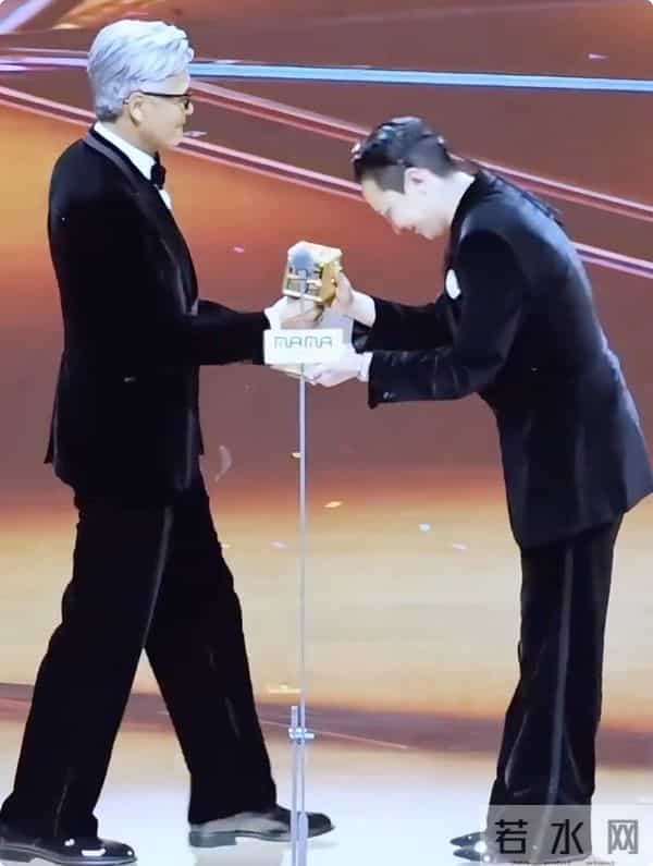 当70岁周润发与37岁权志龙站一起，我才彻底明白，什么叫相由心生