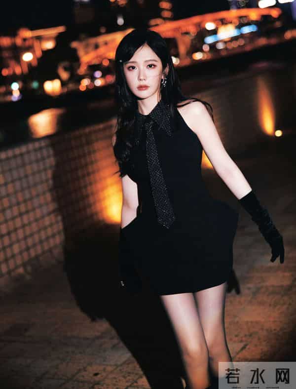 王艺瑾黑丝短靴穿搭出席活动美照