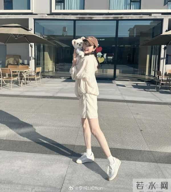 网友在澳门偶遇马頔李纯挽手逛街；此前有网友评论马頔“你和李纯同居了”，马頔：你懂什么叫结婚么