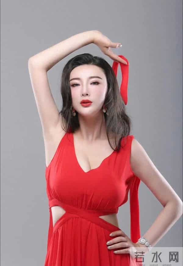 王李丹妮-身材丰腴，一袭红裙韵味十足，不愧被称为“山中女神”