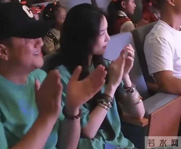 李亚鹏晒女儿李嫣近照，一米七身材大眼睛 从唇腭裂女孩到自信美人