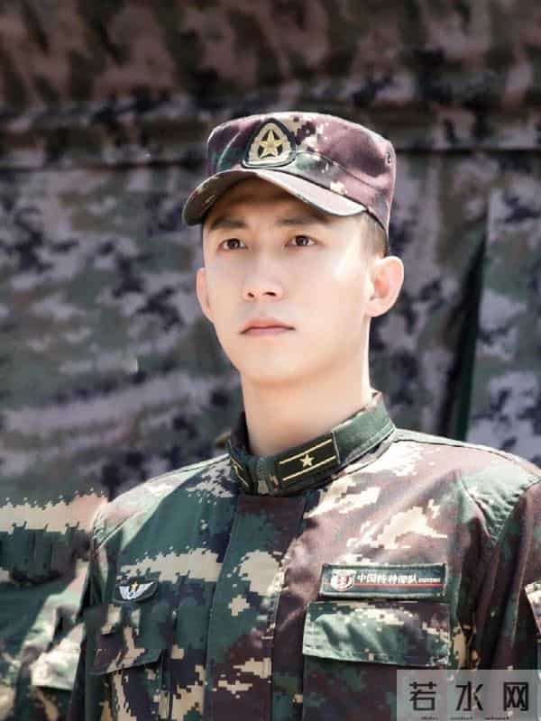 黄景瑜广西被偶遇,开京A牌照30万豪车,全程手挡太阳防止晒脸