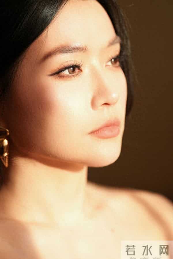 庄心妍长筒靴短皮裙穿搭写真，又酷又美