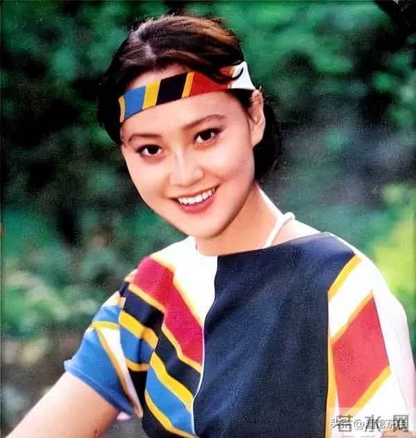 大宋佳现身上戏80年校庆,63岁状态依旧惊艳,比利时老公未现身