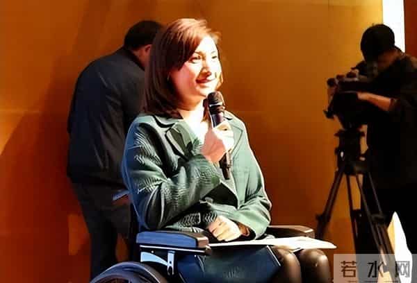 她被称为最美主持人，却突然5分钟内全身瘫痪，如今44岁独身一人