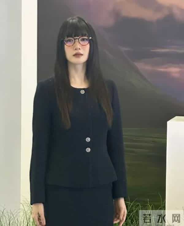 上戏80周年大合影，金世佳有少年感，陈赫靠边坐，王传君稳居C位