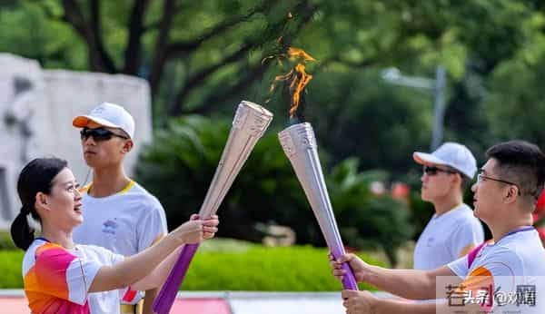 霍启刚也没想到，他79岁的父亲霍震霆，如今还能再为霍家“争光”
