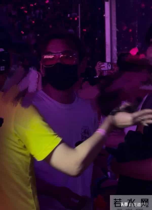 王思聪消费降级 吃老破小路边摊 看演唱会挡路人镜头 懒懒素颜像金晨