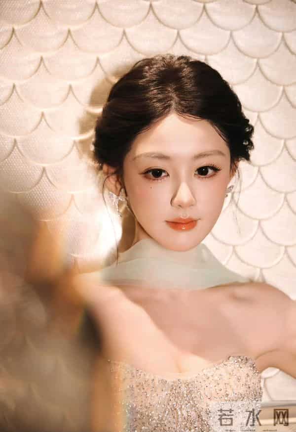 陈芳彤 抹胸礼服搭配丝巾 太飘逸灵动了