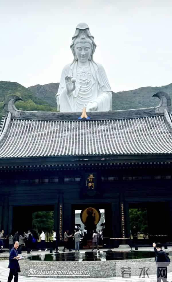 香港艺人自发悼念火灾逝者,苏玉华现场献花默哀,黄浩然寺庙诵经