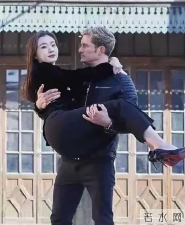 宋轶被老外公主抱火出圈，这紧身牛仔裤下的身材比例太逆天