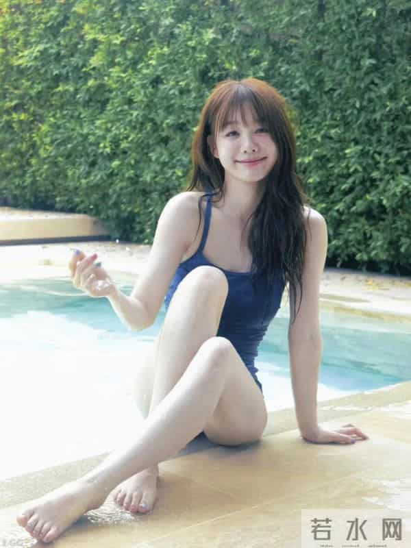 甜妹徐梦洁泳池戏水,这笑容甜度爆棚