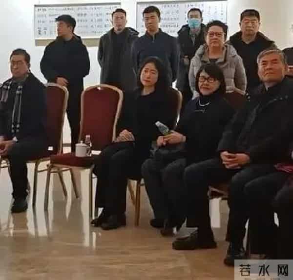 翁帆公开露面，她带妈妈看展，她仍穿一身黑衣服，但脸上有笑容了