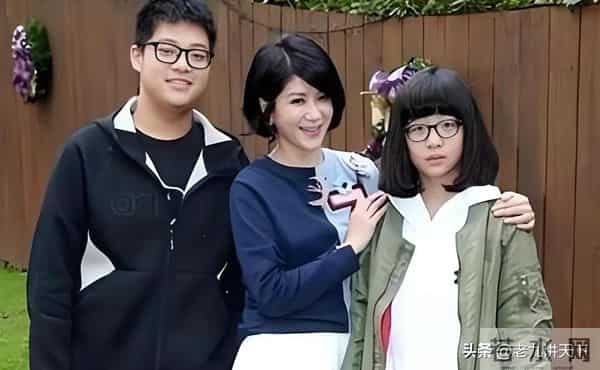 57岁袁惟仁成植物人后再病危，送医画面曝光，仅靠母亲姐姐照顾