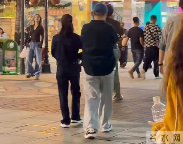 李纯夫妇澳门度假，马頔身高被低估，比老婆高一头看着有185