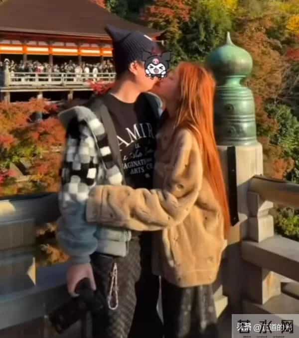 王思聪消费降级 吃老破小路边摊 看演唱会挡路人镜头 懒懒素颜像金晨