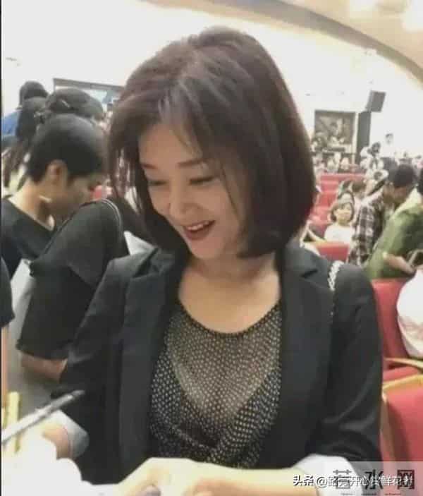 58岁的宋祖英近照曝光,穿香奈儿短袖,小臂肌肉明显,皮肤光滑