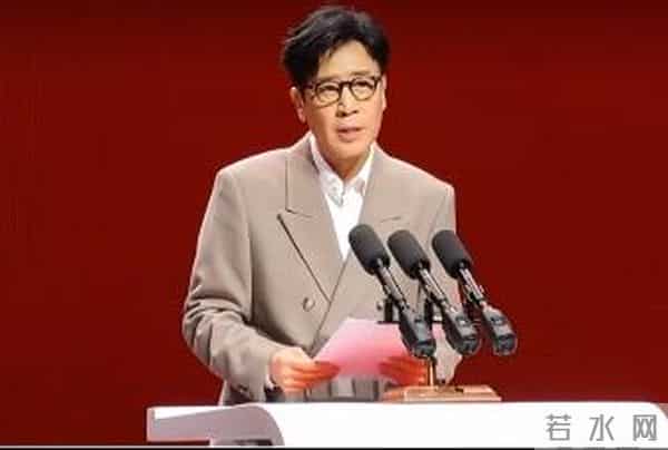 上戏80周年大合影，金世佳有少年感，陈赫靠边坐，王传君稳居C位