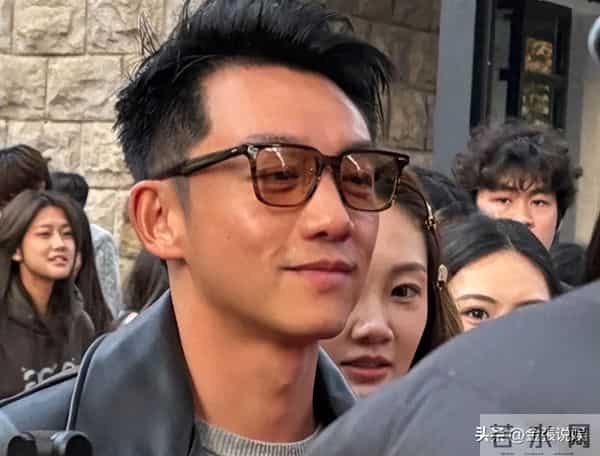 郑恺晒与陈赫等10人合影,被扒P掉7处烟盒打火机,遭吐槽一群老登