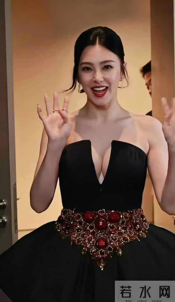 张雨绮怎么又火了，还不是因为那个大胆的抹胸直接封神了