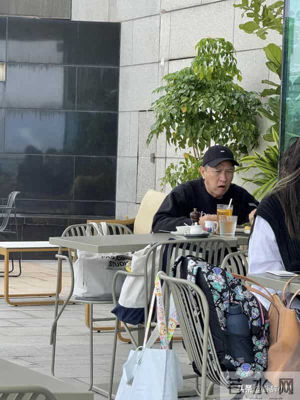 张家辉香港中环吃饭被偶遇，“渣渣辉”超可爱，没架子帅气依旧！