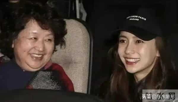 叶柯听见女儿哭 不耐烦捂耳朵 黄晓明妈只照看Angelababy生的小海绵