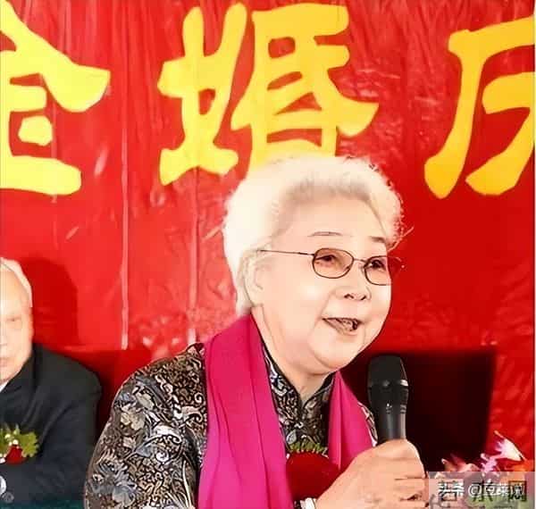 97岁田华现状曝光，和小孙子相依为命，住破旧老房子，日子清贫