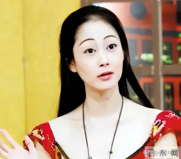 十年婚姻八次背叛，闺蜜竟是蒋勤勤，她留下7字遗言后烧炭自尽