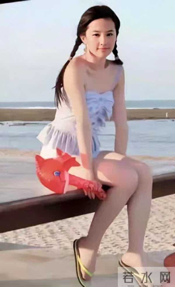 刘亦菲十七八岁海边照,肚子肉肉太真实,这才是无滤镜青春呀