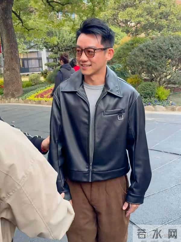 郑恺带着妻子回母校上戏参加校庆活动,夫妻俩牵着手走路,好恩爱