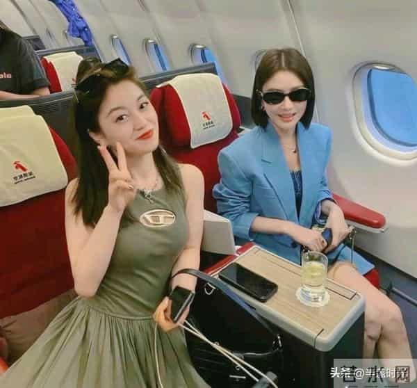 46岁秦岚在飞机上被偶遇,她留着短发,皮肤白皙,身材高挑好美啊