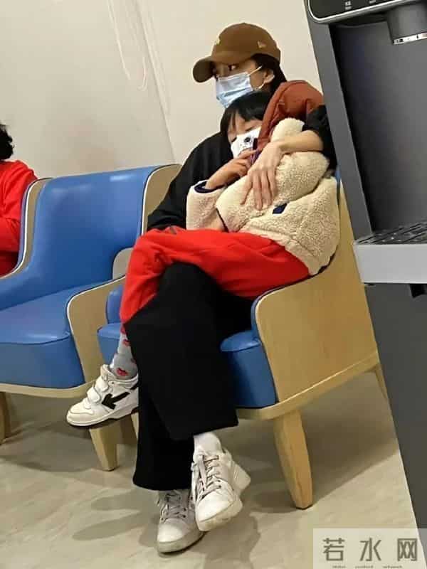 机关算尽太聪明！女儿大哭叶珂不耐烦捂耳朵，黄晓明态度不言而喻